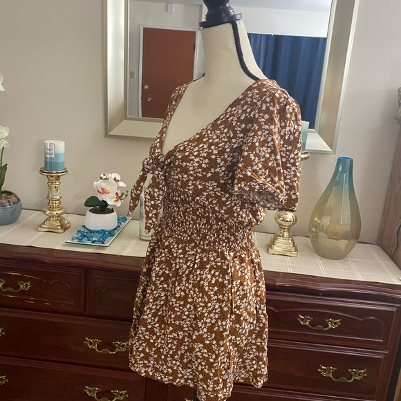 ❤️☀️NWOT WOMEN’s brown romper floral white printed☀️💕 - Picture 4 of 8